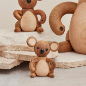 Spring Copenhagen Joey Koala Dekoration 7,5 cm Ek/Ask, 2034-FSC Spring Copenhagen Joey Koala Dekoration 7,5 cm Ek/Ask, 2034-FSC