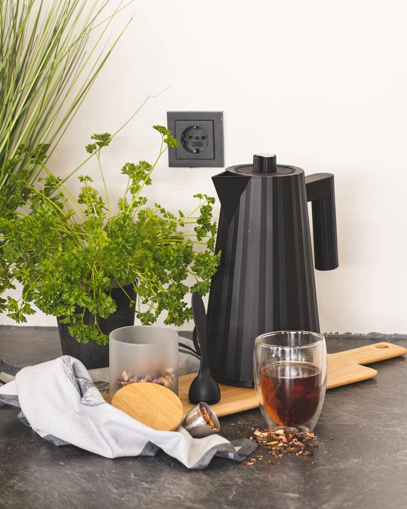 Vattenkokare Plisse, svart, 1.7 l- Alessi- MDL06 B