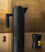 Alessi Termoskanna Plissé svart 1 liter, av Michele De Lucchi- MDL12 B Alessi Termoskanna Plissé svart 1 liter, av Michele De Lucchi- MDL12 B